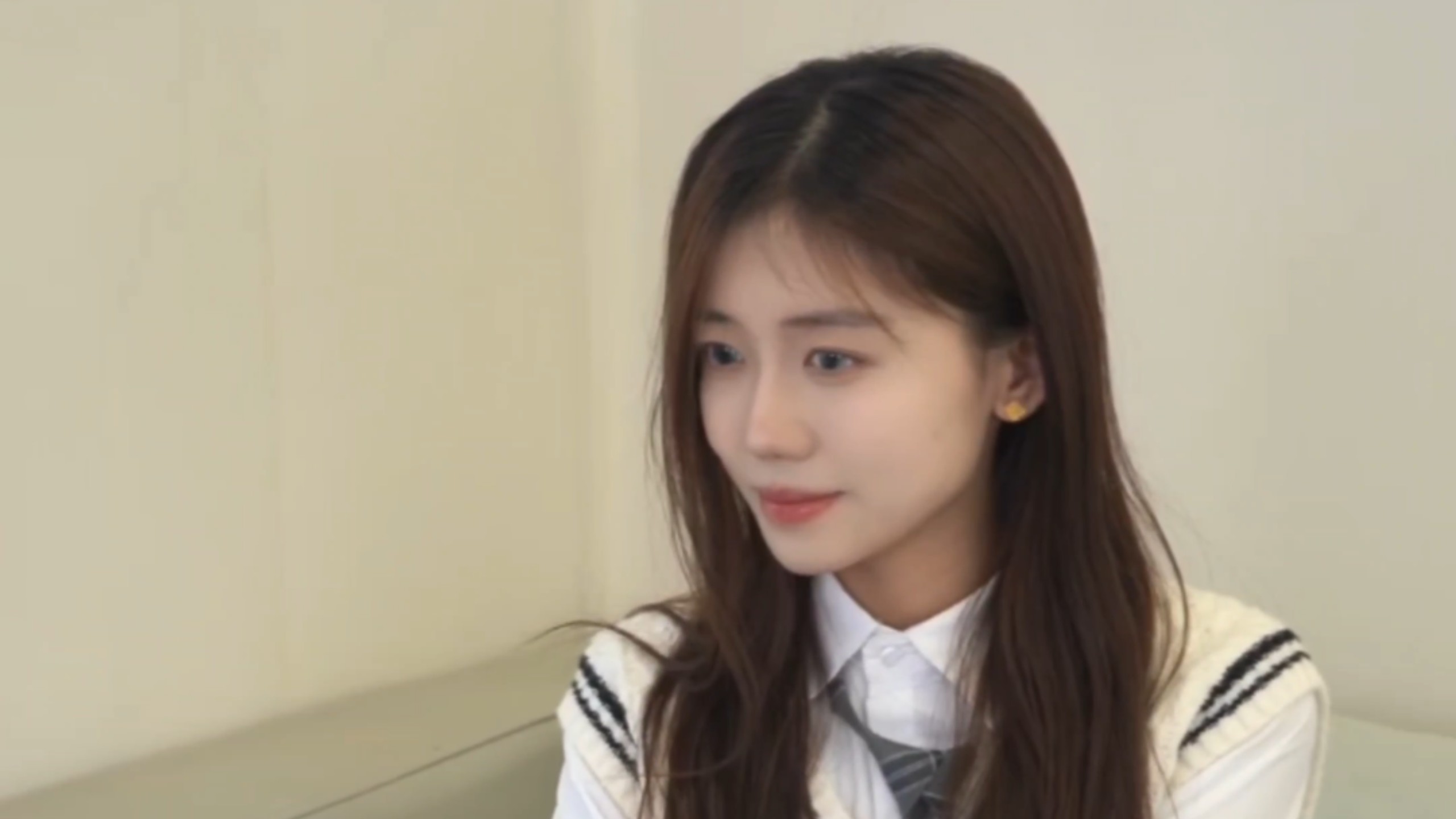 今日份肉丝短裤美女，值得喜爱，校花美女4K级摄影，纯享版！