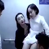 美女被困电梯里，突然尿急憋不住，想出一妙招轻松解决