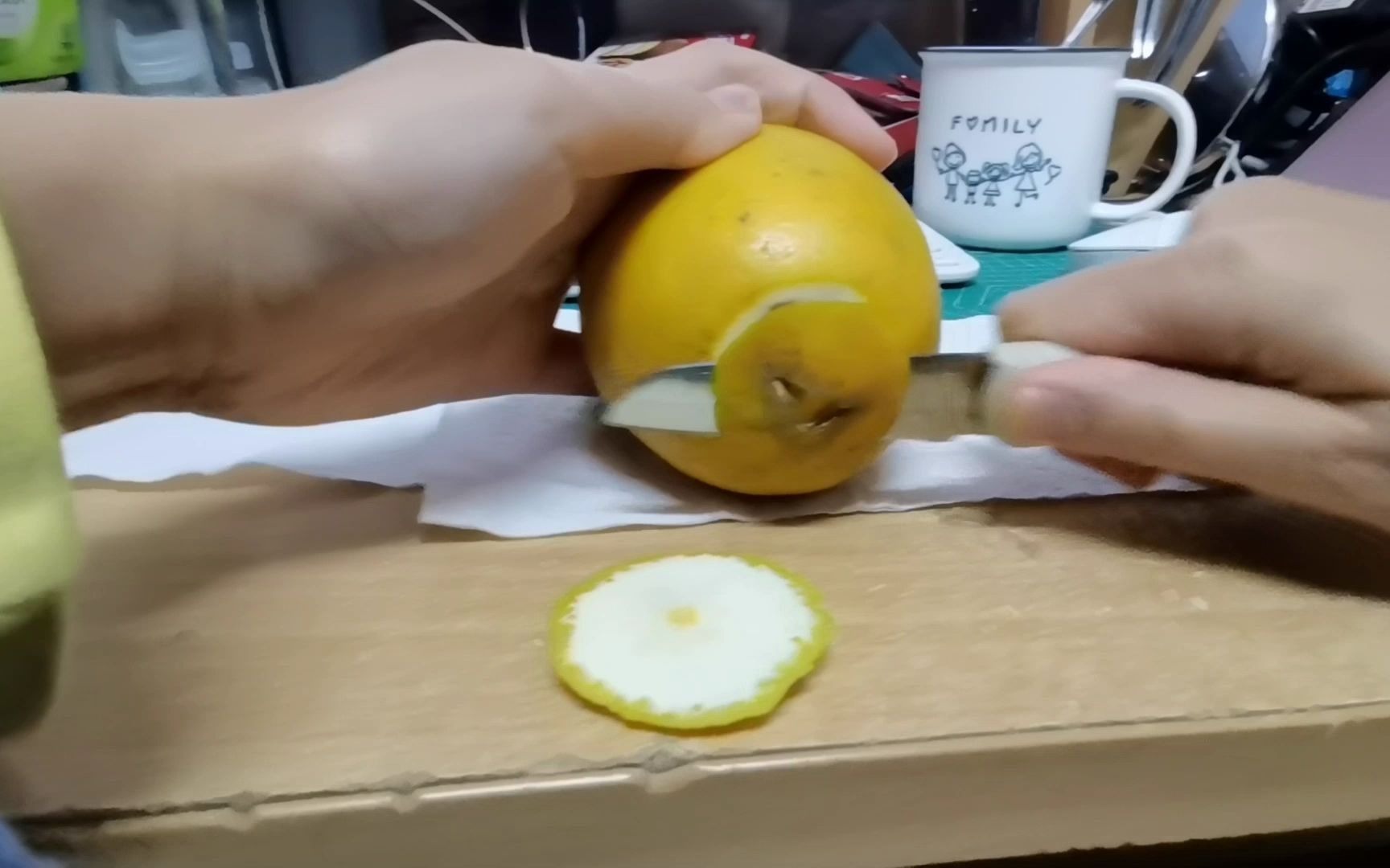 【日常vlog】沉浸式剥橙子：如何优雅地剥开橙子而不溅得到处都是？