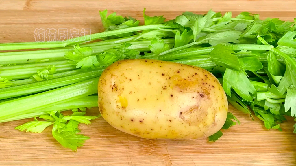 芹菜超下饭的做法，搭配一个土豆，天天吃都不腻，太香了