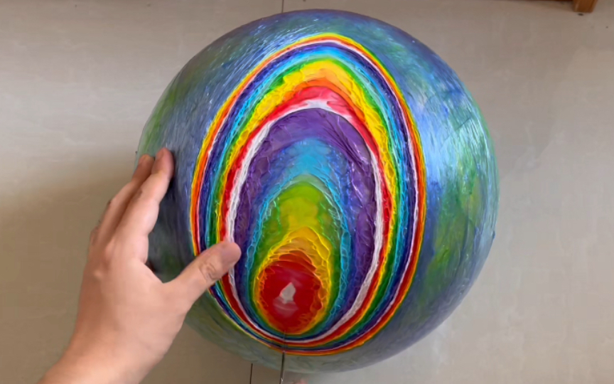 史上最大100厘米胶带球诞生！盘仨月，重17斤，切开见千层彩虹