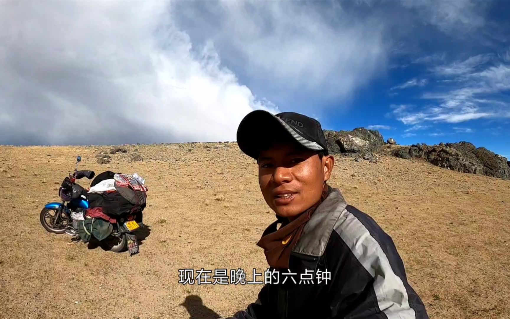 独自穿越西藏阿里中线，扎营湖边的山坡上，还好有狗叫声不怕狼！