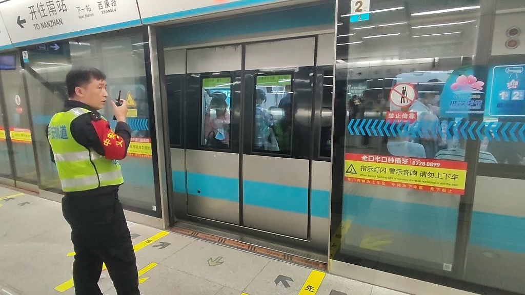 活久见！天津地铁3号线营口道站南站方向一屏蔽门夹到可乐纸杯之后无法关闭，最终是由人工关闭的