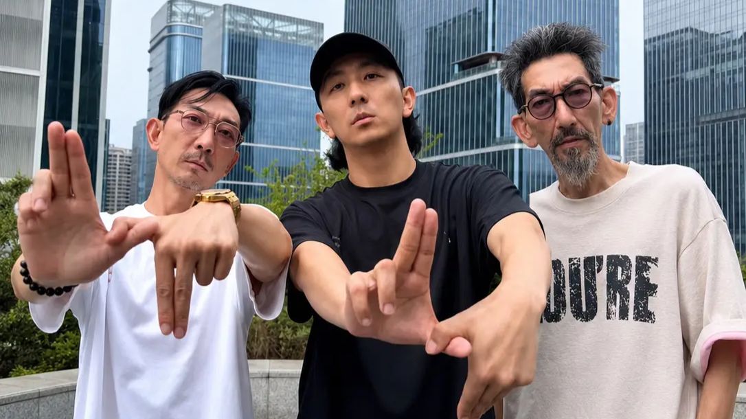 李灿森带“儿子”拍视频，评论区炸锅：到底哪个是李灿森？