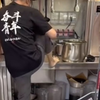 蜜雪冰城员工在水池洗脚？官方：门店老板父亲脚被烫伤，已闭店