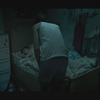 少女被养父欺负，母亲就躲在门后，悲剧的一生就此上演