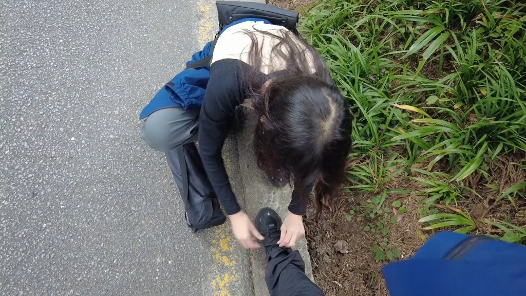 Does your girl tie your shoes?