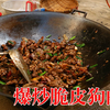 广西爆炒狗肉就是给力，一次炒一大锅，出锅直接开喝