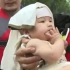 涿州多名受困婴儿被救出，在救援人员怀里吃手手