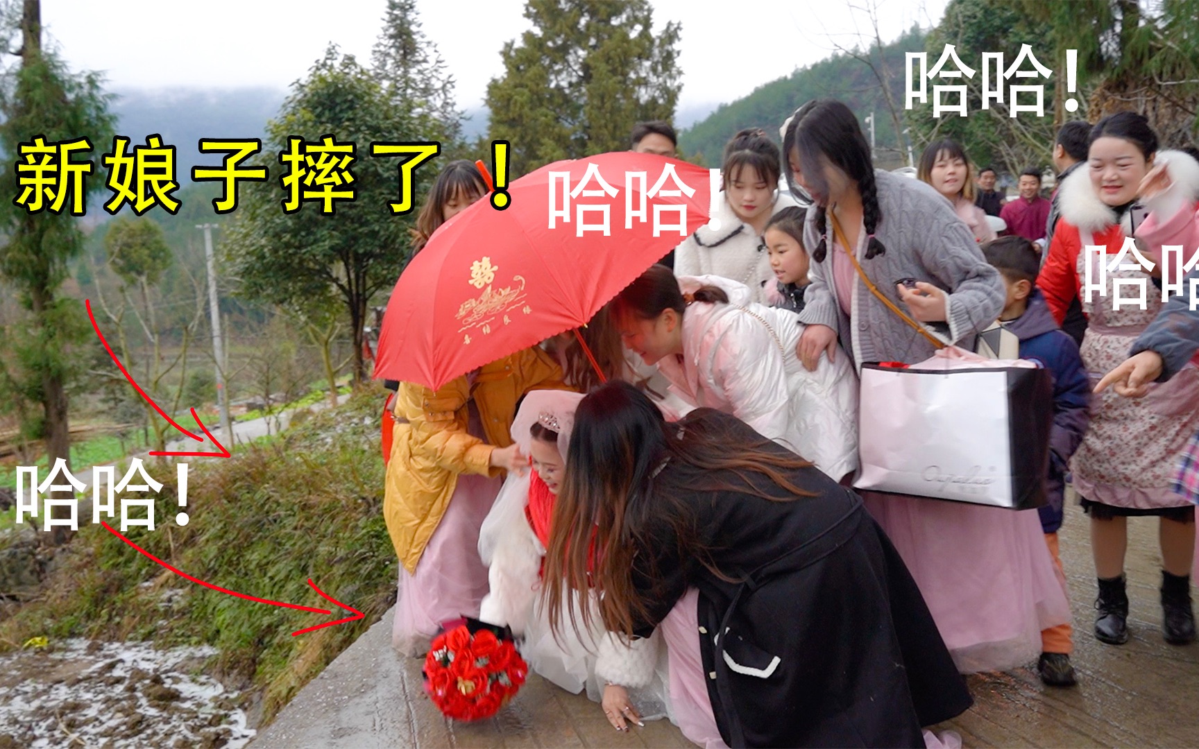 实拍贵州山区一对00后结婚，新娘子摔在地上，把所有人都逗笑了