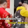 新娘婚礼现场遭婚闹男子强吻，新郎站在一旁围观满脸堆笑
