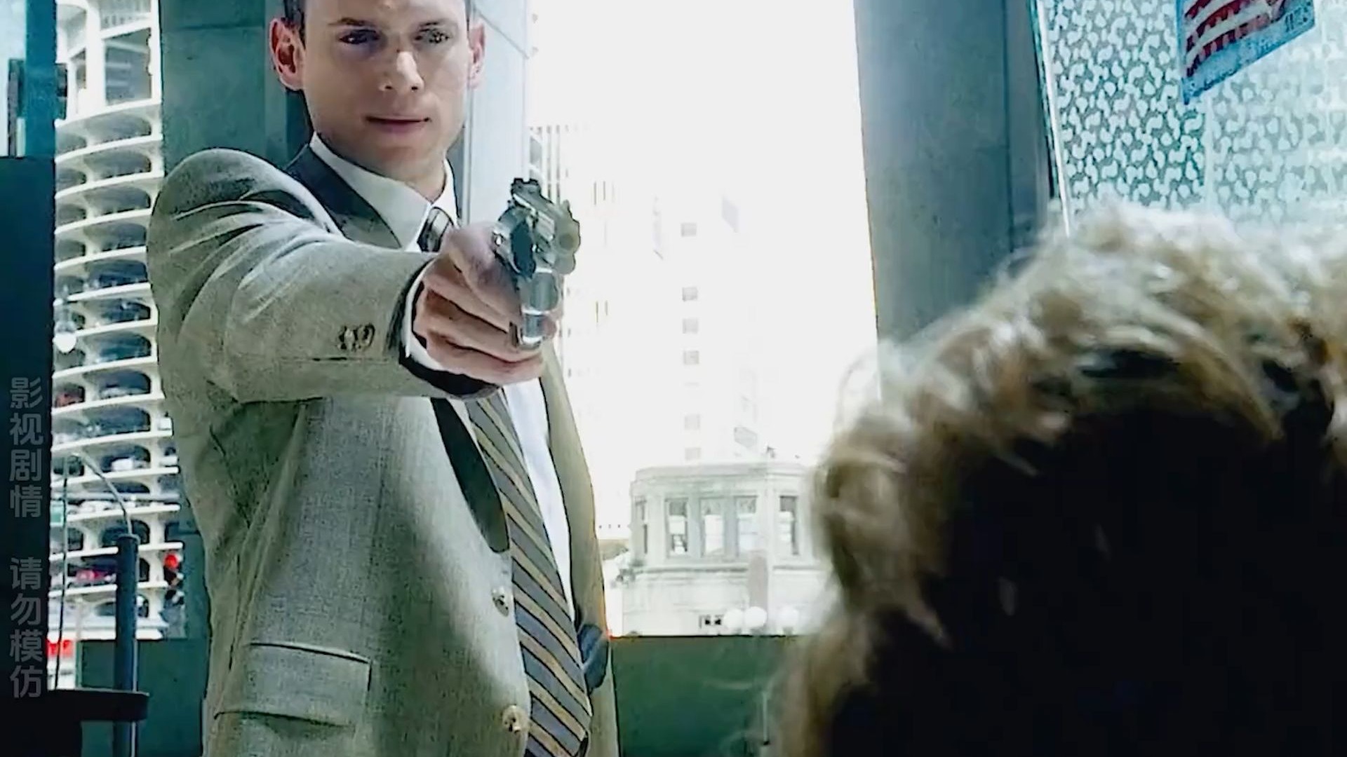 男人刚抢劫了一家银行，奇怪的是他拿到五十万美刀后并没有撤离，电影《越狱》