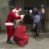 圣诞老人上街发放礼物给无家可归的流浪汉