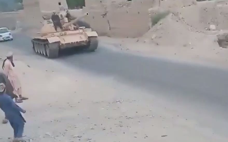 新手上路！塔利班将缴获的政府军坦克开上了公路