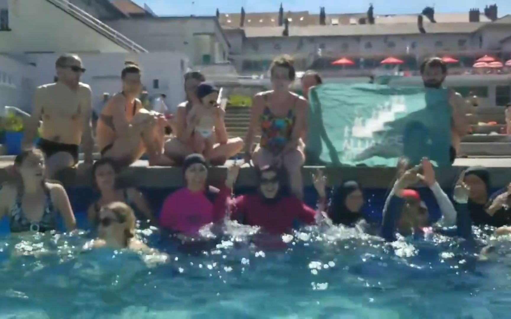 法国女穆斯林抗议，身穿被禁“布基尼”进入公共泳池