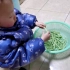 两岁宝宝非要帮妈妈理菜，不愧为贴心小棉袄呀