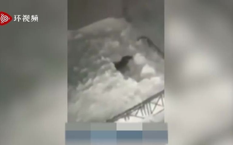 俄罗斯6岁小女孩从4楼坠落 掉进雪堆 没事人一样起身跑开