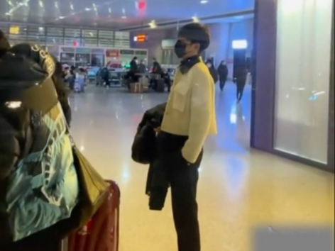 帅气又可爱，被夹了下小手手，看着好疼。