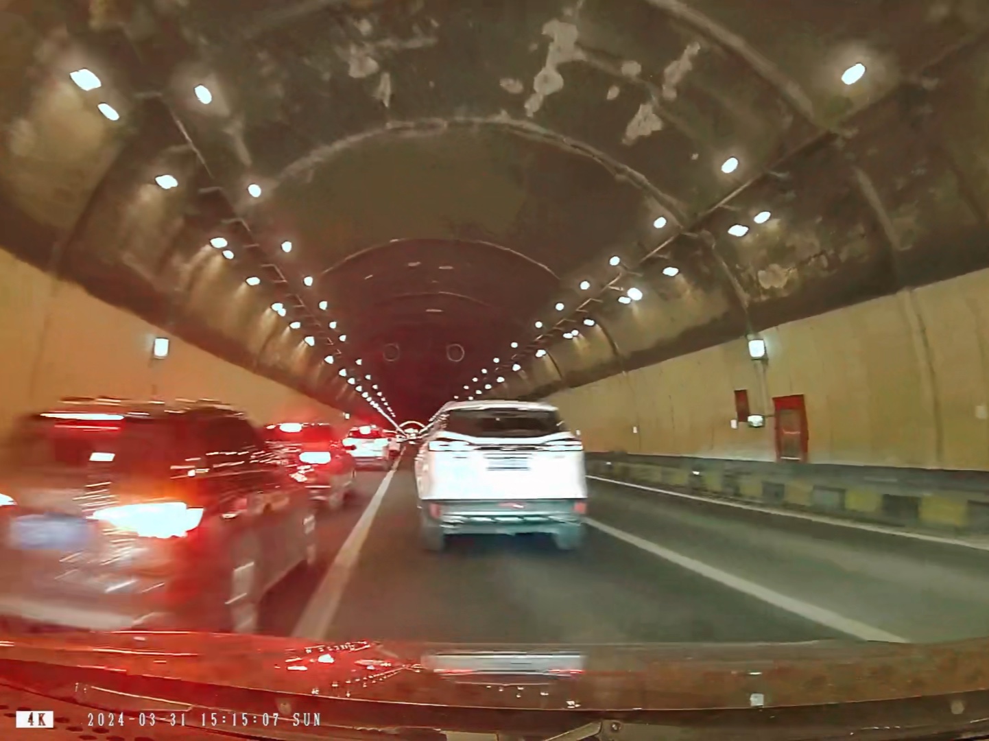 在高速隧道口快车道停车，阁下如何应对？