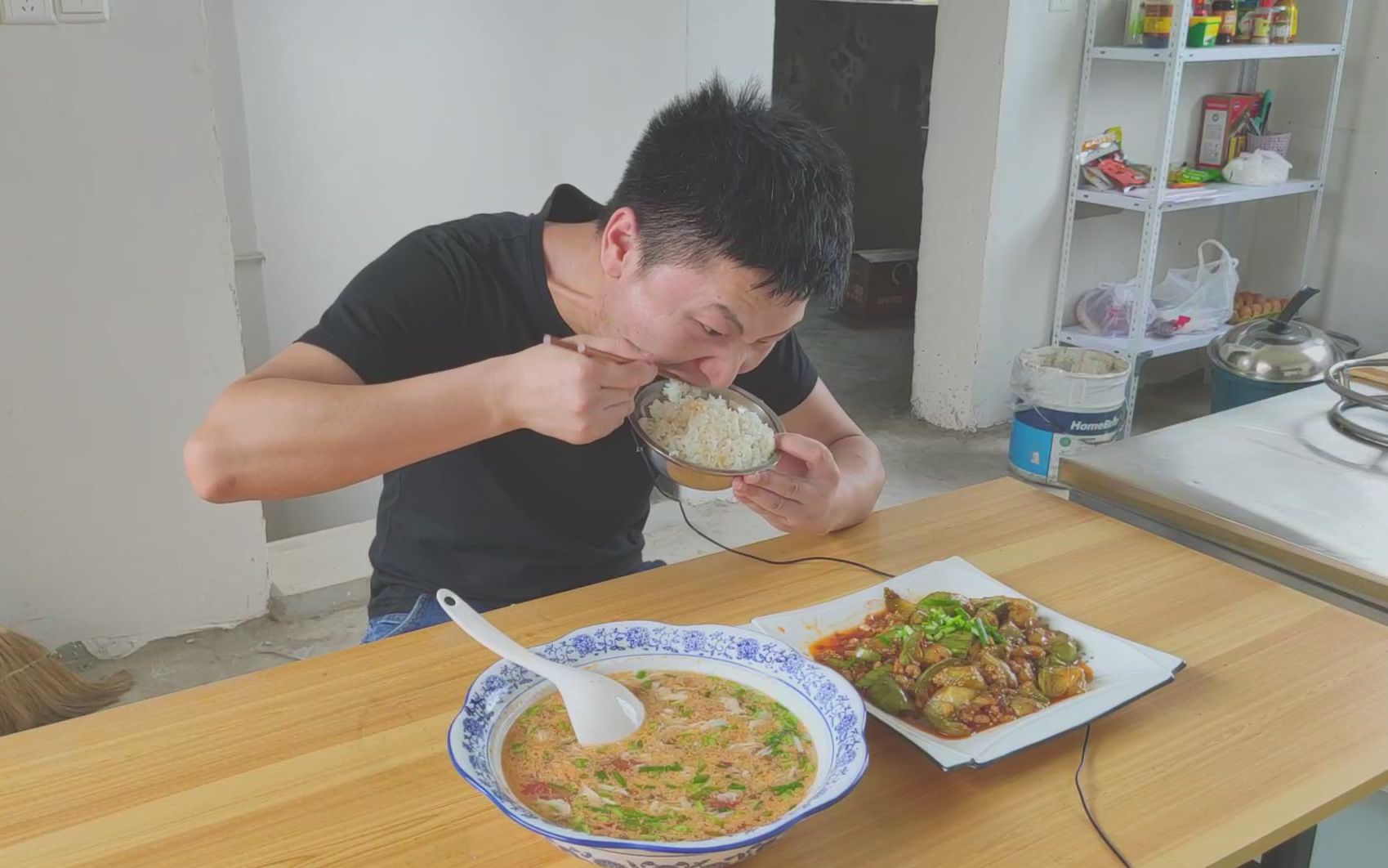 入味哥土菜馆重启用1元1斤的茄子做一道菜配上蛋汤好吃又下饭