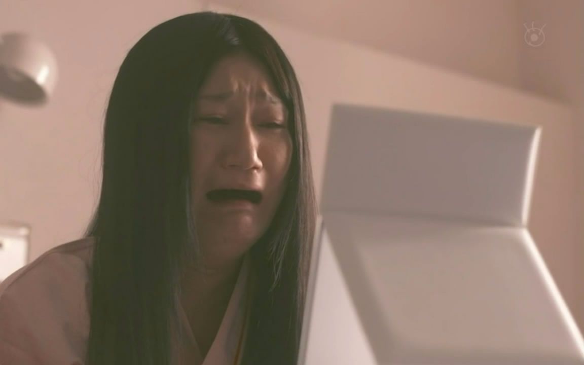 丑女多年沉迷幻想,以为自己是天下最美的女人,照镜子立刻崩溃