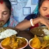 印度俩小姐姐试吃手抓饭，一口气吃了两碗