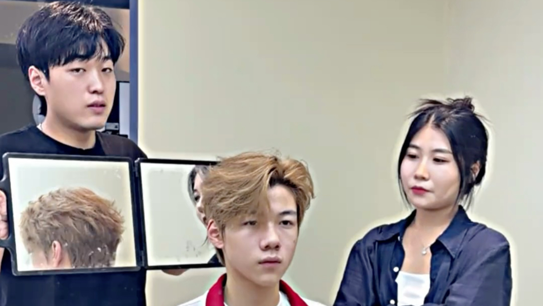 妈妈带着儿子来做发型