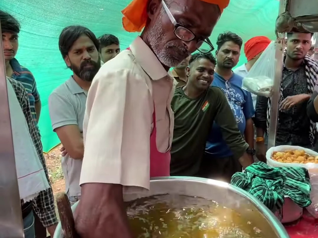 印度街边美食之“汤汁脆脆球”，纯手工制作