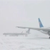 11月19日哈尔滨大雪，飞机执行除防冰操作