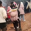 村里儿子最多的一户，个个为人忠厚老实，住老房都取上媳妇，最小的一个今天摆酒，新娘为人亲和全程招待客人，成为全村榜样