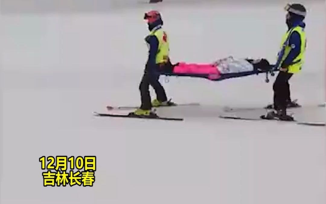 女子滑雪摔伤，躺在担架上被救援队“丝滑”送下山