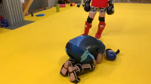 小帅哥训练被踢裆