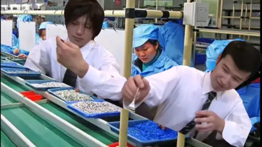 在流水线工厂工作的二人