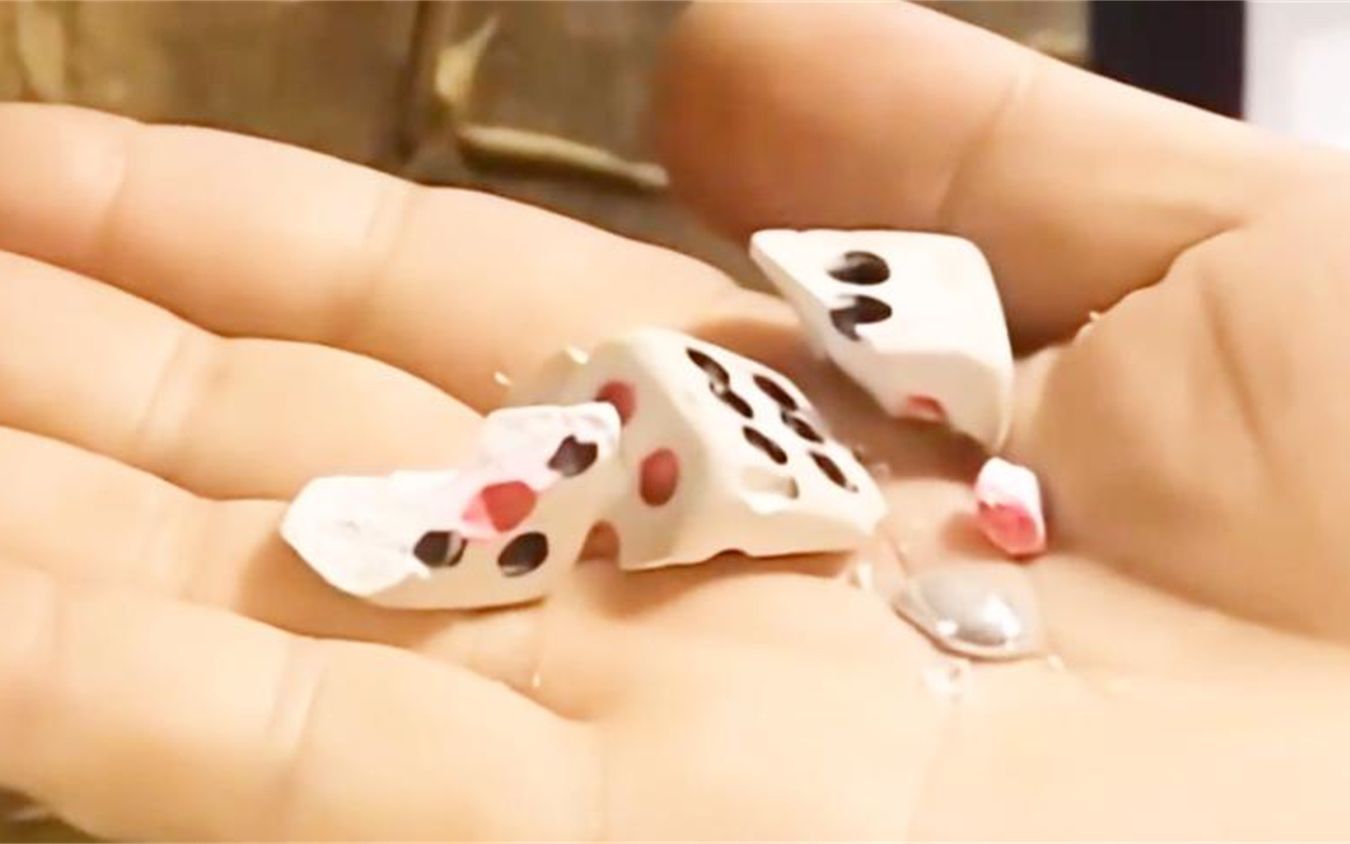 赌场庄家输少赢多,大叔发现骰子有问题,里面有水银