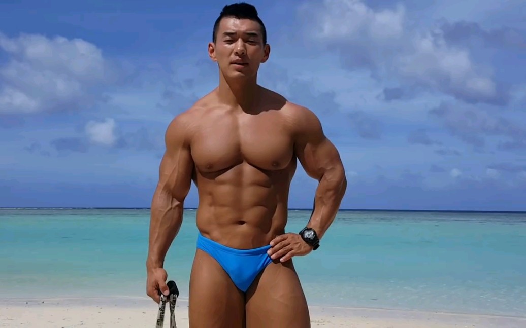韩国健身教练在海边健身