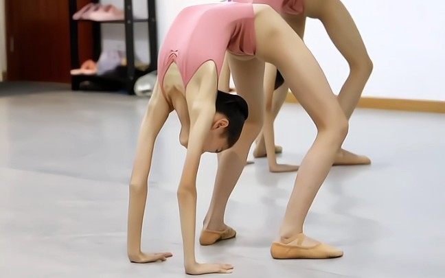 舞蹈艺考生的下腰挑战