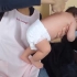 护士用手指在新生儿背部划了一下，宝宝的本能反应太好玩了