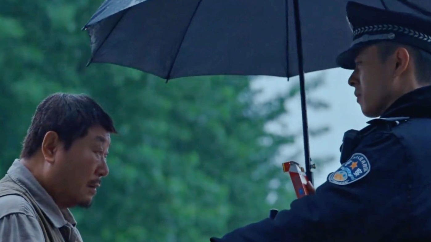 “狱警随手递出一根华子，让杀人犯心头一紧！都出来了，让我给你点根烟吧！”