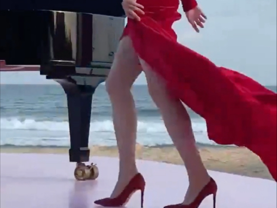 零距离感受金晨的高跟大长腿