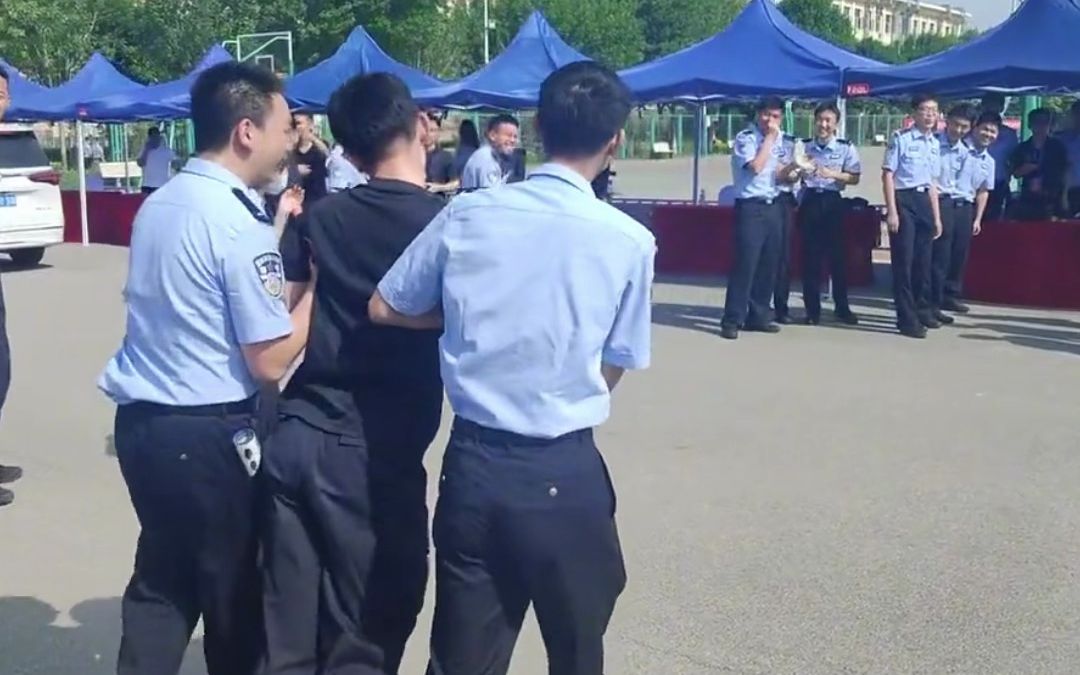 5月15日，河北廊坊，警大学生试戴电子脚镣，说笑着走回来，结果真的“啸”着走了回去。