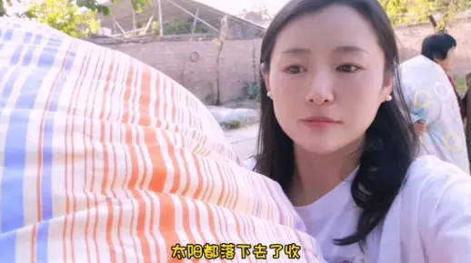 89年未婚姑娘帮婶子搬花，碰到大妈们就想躲着走，就因为未婚？