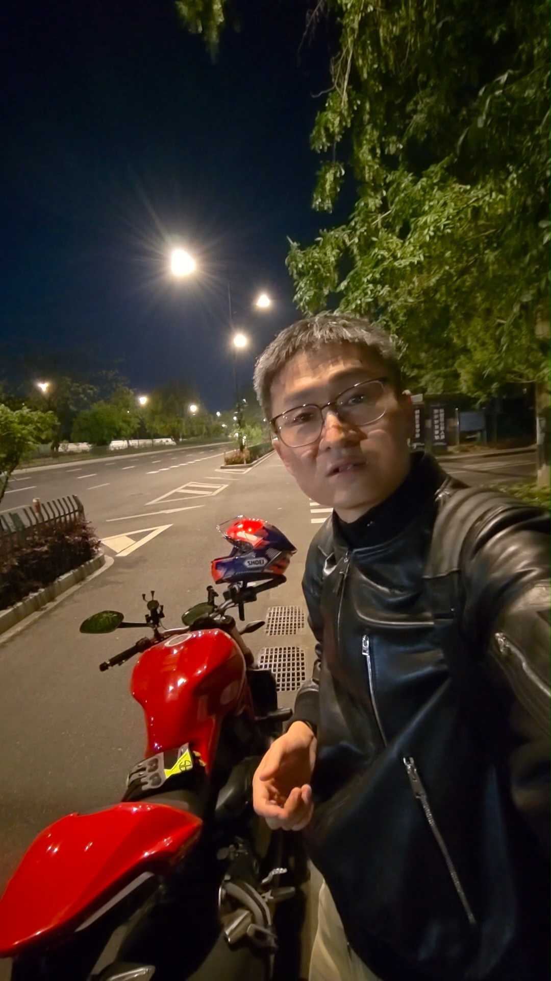 摩托车坏在路上