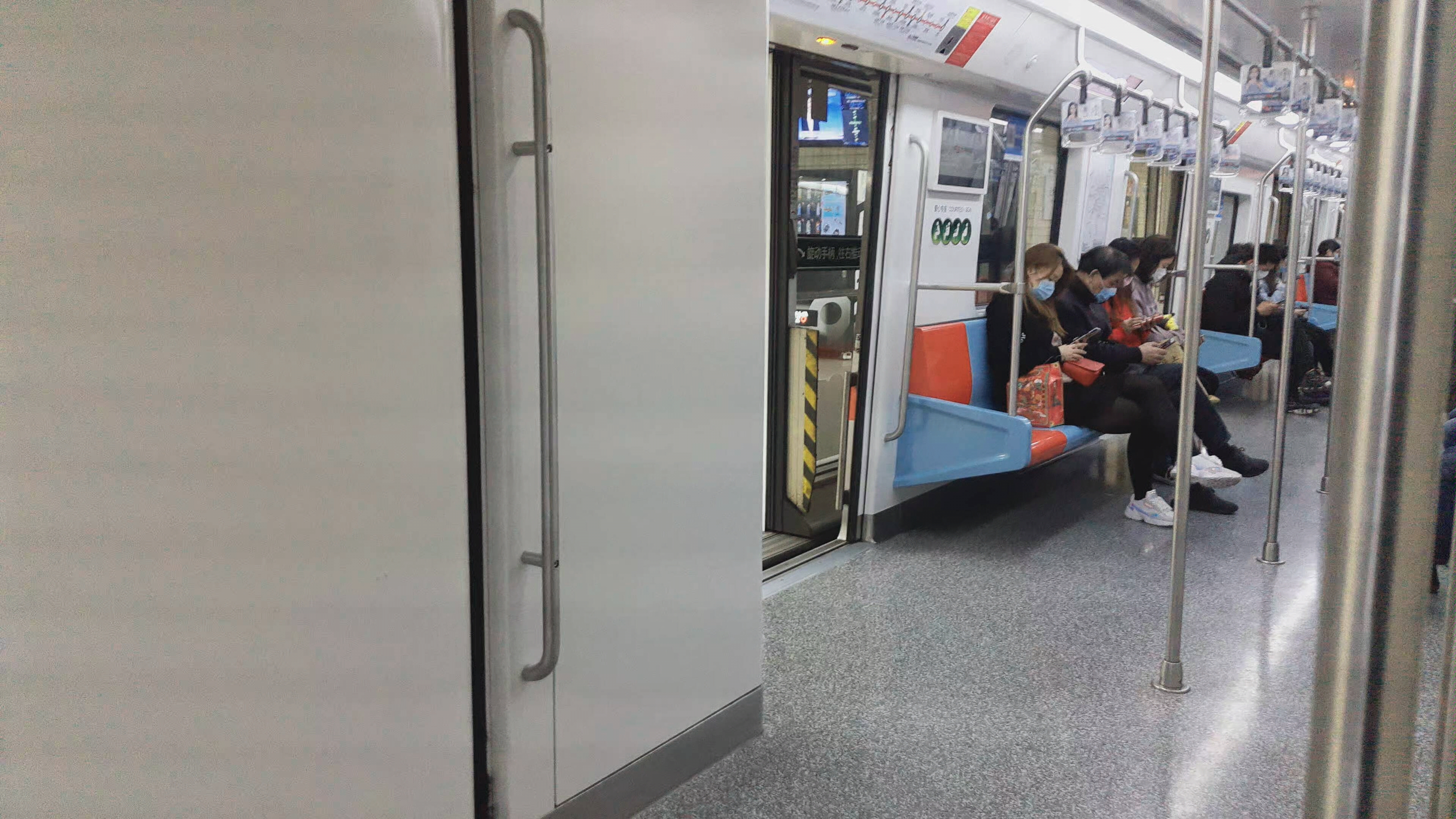 2020年4月4日 10：00 上海地铁1号线鸣笛 全体乘客起立 默哀3分钟