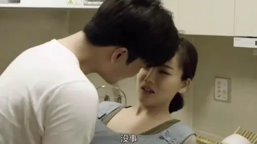 【韩剧吻戏】韩国小伙主动走进厨房帮助漂亮阿姨,从背后抱住漂亮阿姨!来了一个后背吻!