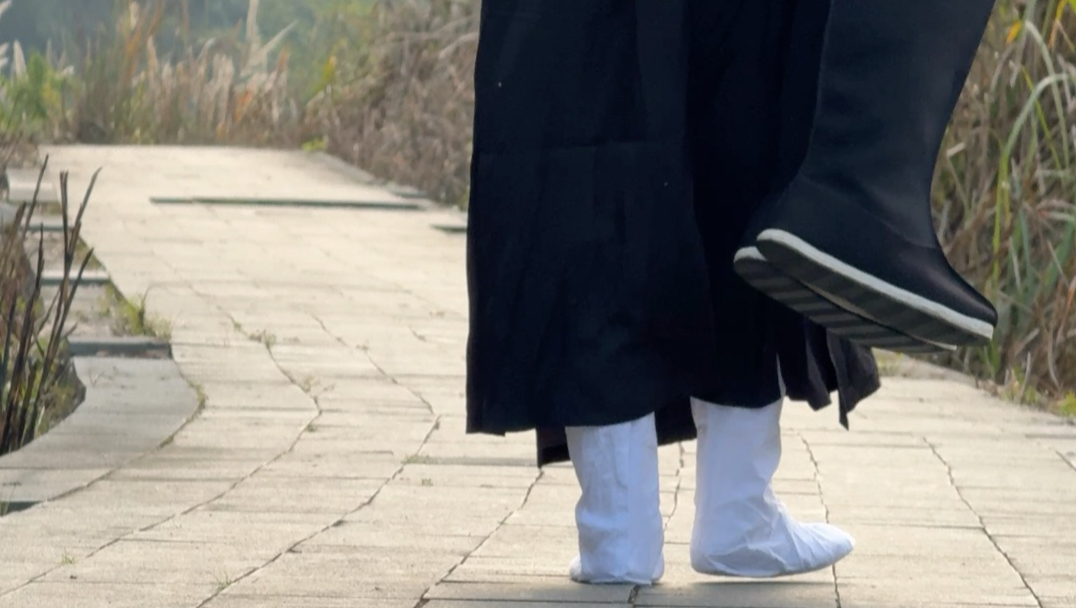 布靴布袜，依旧穿靴