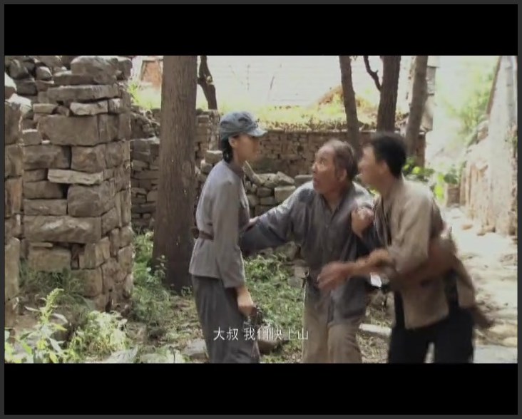 影视：鬼子进村扫荡，女八路霸气为老人挡枪，泪崩了