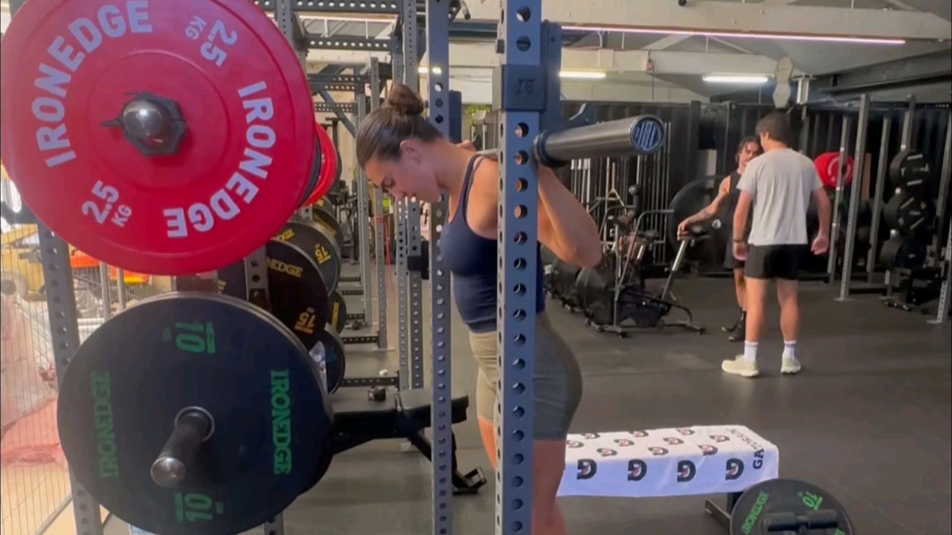 女运动员的力量训练日常