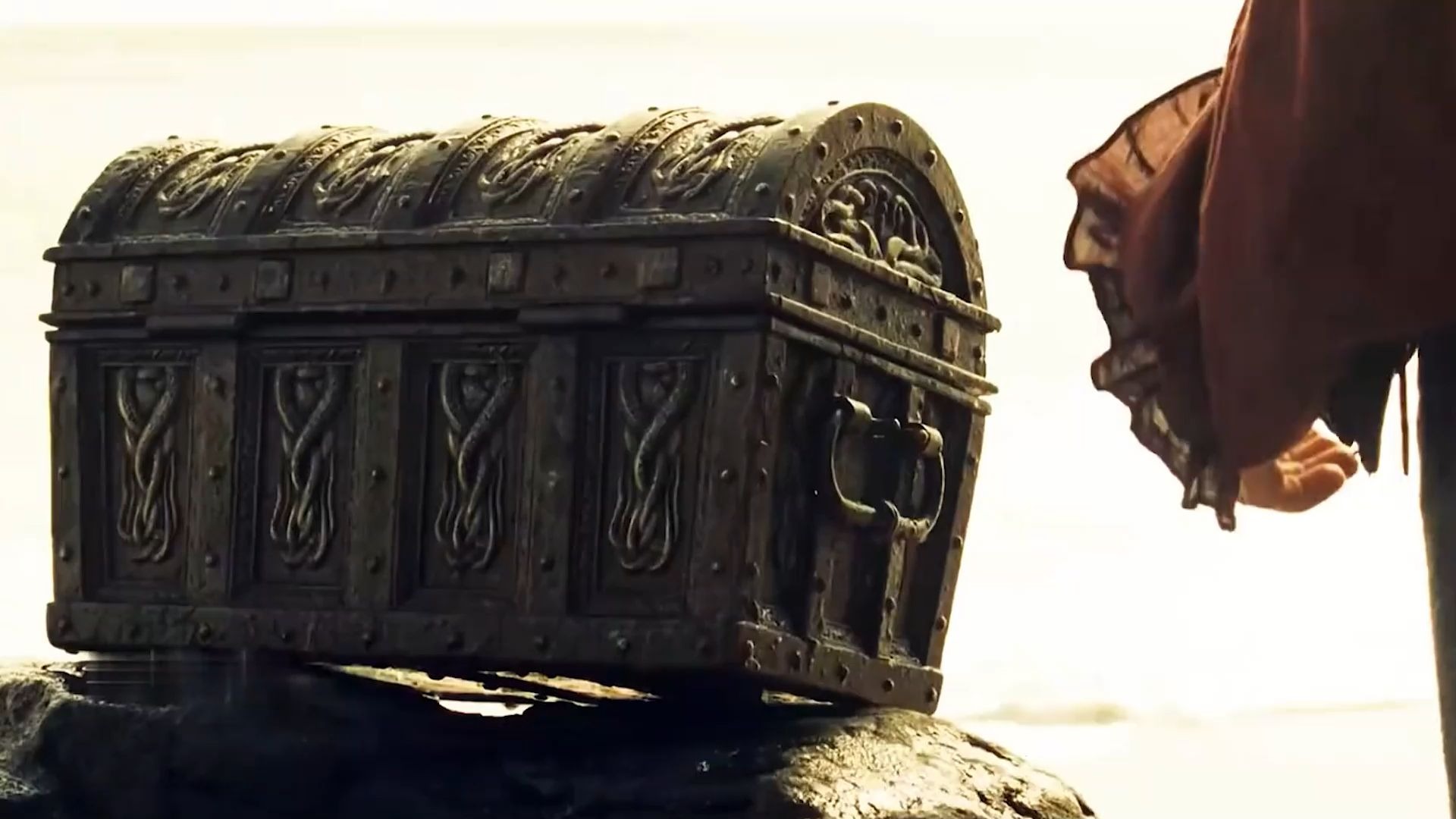 他的心脏被装进聚魂棺，每隔十年只能上岸一天，幸运的是伊丽莎白愿意等他，电影加勒比海盗