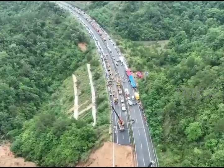 广东梅大高速路面塌陷事故已致48人死亡，发布会上全体向遇难者默哀