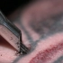 高速摄影观察纹身的针是怎样一针一针扎进肉里的